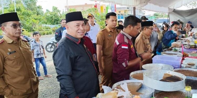 FOTO: ZON/MATAKALTENG - Ketua DPRD Mura Doni (dua dari kiri) saat menghadiri pembukaan pasar Ramadan di halaman Masjid Al Istiqlal Puruk Cahu, Senin 27 Maret 2023.