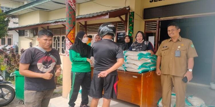FOTO : IST/MATAKALTENG - Pasar murah di Kelurahan MB Hilir hanya ada dua komoditas beras dan minyak goreng, Selasa 28 Maret 2023.