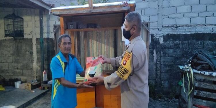 FOTO: HUMAS POLRESTA/MATAKALTENG - Bhabinkamtibmas Polresta Palangka Raya, pada saat menyalurkan sembako.