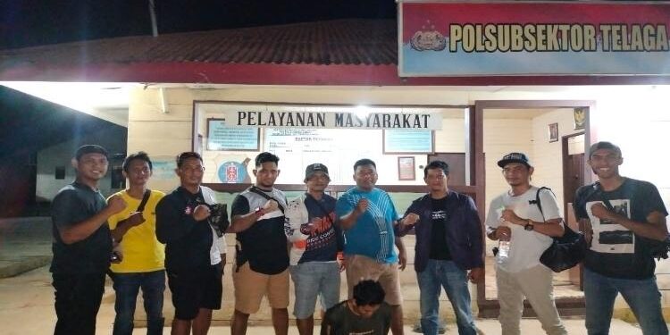 FOTO: IST/MATA KALTENG - Tim Reskrim Polsek Antang Kalang saat mengamankan Pengedar sabu berinisial JU, Selasa 29 Maret 2023.