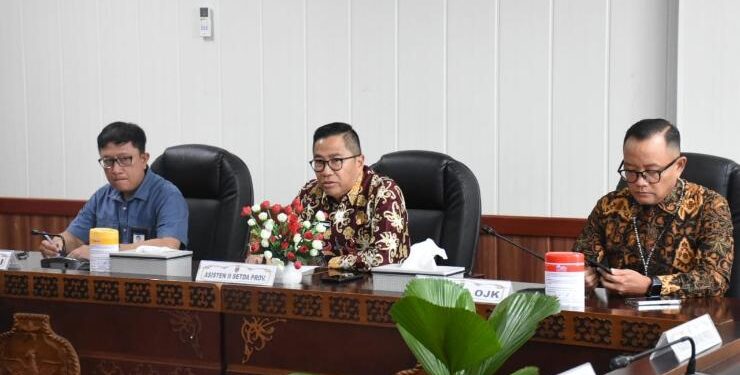 Asisten Perekonomian dan Pembangunan (Ekobang) Pemprov Kalteng Leonard S. Ampung (tengah)