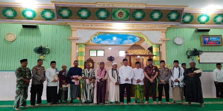 FOTO : AKH/MATAKALTENG - Bupati Sukamara dan Wabup serta Forkopimda bersama tokoh masyarakat Kecamatan Jelai
