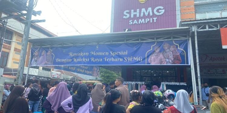 FOTO: DIAN TARESA/MATA KALTENG - Suasana Toko SHMG Sampit saat diserbu pembeli.