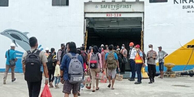 FOTO: DOKUMENTASI MATA KALTENG- Para pemudik yang hendak berangkat ke Jawa. 