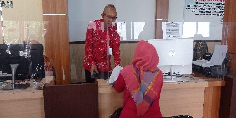 FOTO : DOK DEVIANA/MATAKALTENG - Kepala Disdukcapil Kotim Agus Tripurna Tangkasiang saat melayani masyarakat.