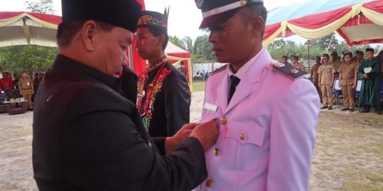 FOTO : DOKUMENTASI/MATAKALTENG - Bupati Kotim Halikinnor saat melantik Kepala Desa Samuda Besar, Selasa 28 Februari 2023.