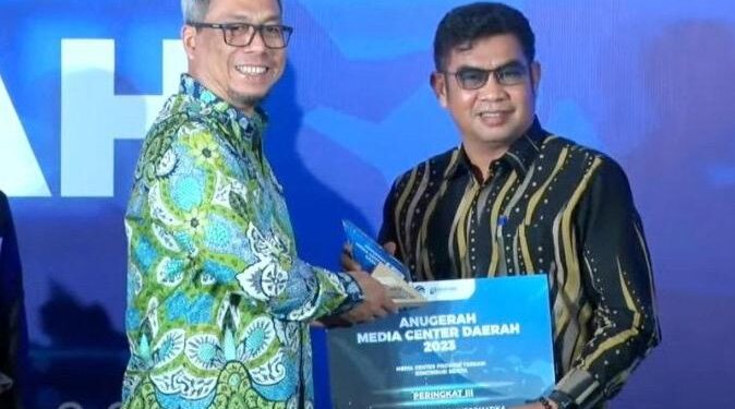 FOTO : IST MMC/MATAKALTENG - Direktur Jenderal Informasi dan Komunikasi Publik, Kemenkominfo Usman Kansong saat menyerahkan Penghargaan kepada Kepala Diskominfosantik Kalteng Agus Siswadi.