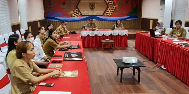 FOTO : IST MMC/MATAKALTENG - Kepala Dislutkan Kalteng Darliansjah beserta Tim PPID Dislutkan Kalteng mengikuti Sosialisasi Anugerah Tinarbuka via zoom meeting di Aula Dislutkan Kalteng.