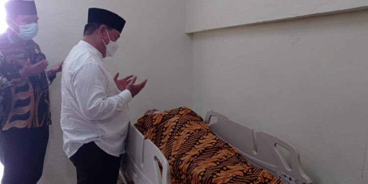 FOTO : DEVIANA/MATAKALTENG - Bupati Kotim saat menjenguk jenazah Muhammad Gumiring di RSUD dr Murjani Sampit, Kamis 2 Maret 2023.