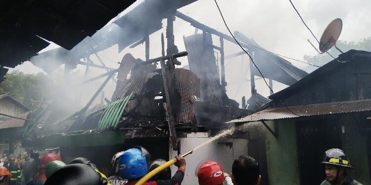 FOTO : AGUS/MATA KALTENG - Terlihat petugas sedang memadamkan api di pemukiman padat belakang golden, Kamis, 2 Maret 2023.