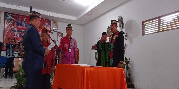 FOTO: DEVIANA/MATAKALTENG - Bupati Kotim Halikinnor saat melantik Damang Kecamatan Baamang, Kamis 2 Maret 2023.