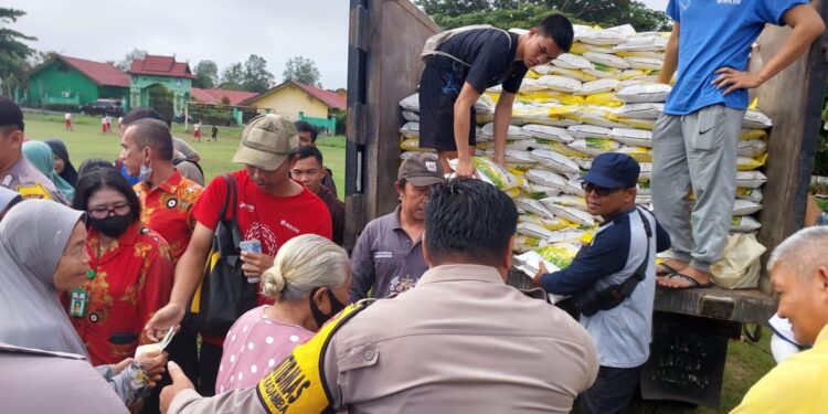 FOTO : IST MMC/MATAKALTENG - Operasi pasar stabilisasi pasokan dan harga pangan beras di Kasongan, Kabupaten Katingan.