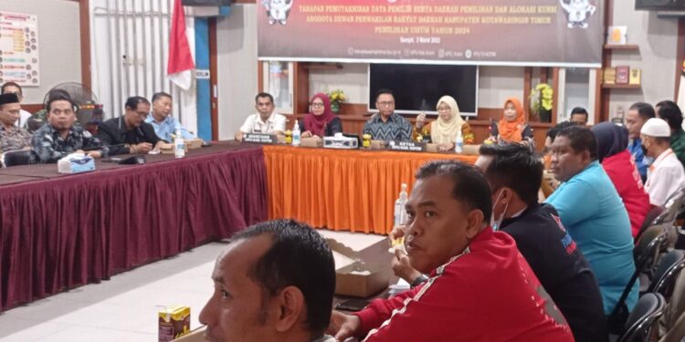 FOTO : DEVIANA/MATAKALTENG - KPU Kotim saat melakukan sosialisasi terkait data pemilih di Aula Kantor KPU setempat, Kamis 2 Maret 2023.