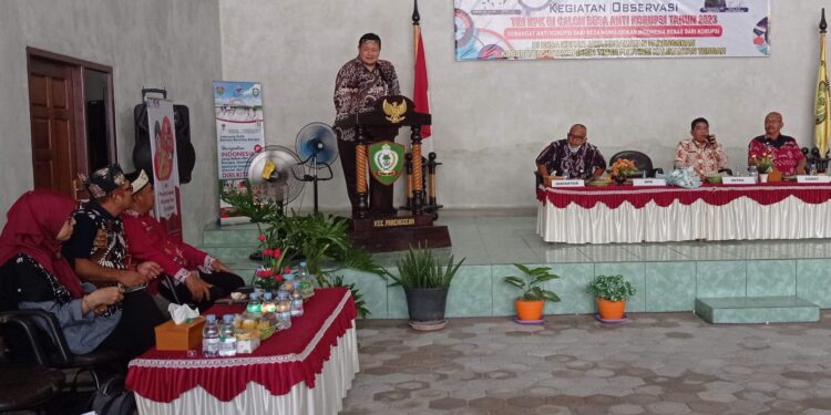 FOTO : DEVIANA/MATAKALTENG - Direktorat Pembinaan Peran Serta Masyarakat Komisi Pemberantasan Korupsi (KPK) RI Friesmount Wongso saat pemaparan di Desa Mekar Jaya Kecamatan Parenggean, Jumat 3 Maret 2023.