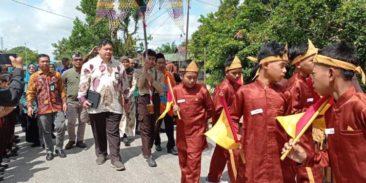 FOTO: DEVIANA/MATAKALTENG - Tim observasi Desa Anti Korupsi dari KPK didampingi Kepala DMPD Raihansyah dan Camat MHU Muslih serta pejabat lainnya saat melakukan observasi di Desa Bagendang Hilir, Sabtu 4 Maret 2023.