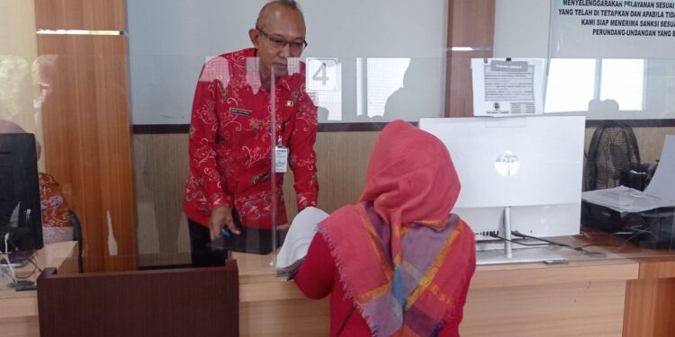 FOTO : DOK DEVIANA/MATAKALTENG - Kepala Disdukcapil Kotim Agus Tripurna Tangkasiang saat melayani masyarakat.
