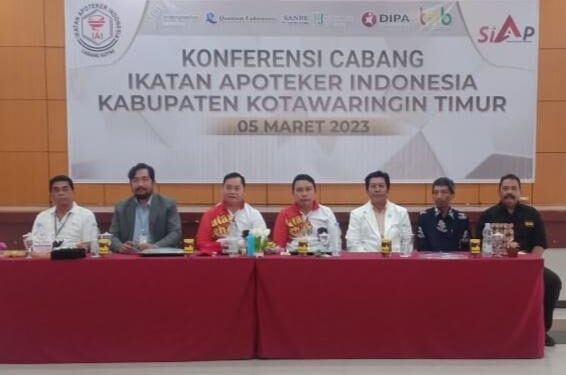 FOTO : IST/MATAKALTENG - Bupati Kotim Halikinnor dan Sekda Kotim Fajrurrahman saat menghadiri konferensi Cabang Ikatan Apoteker Indonesia (IAI) Kotim, Minggu 5 Maret 2023.