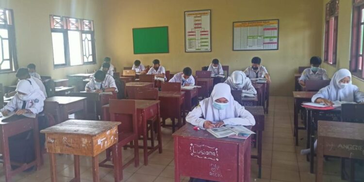 FOTO : DOK/MATA KALTENG - Tampak para pelajar di Sampit saat membaca buku.
