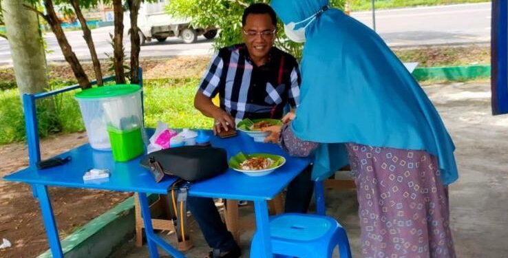 FOTO : OLIVIA/MATAKALTENG - Ketua DPRD Palangka Raya Sigit K Yunianto saat mencoba kuliner PKL, beberapa waktu lalu. 