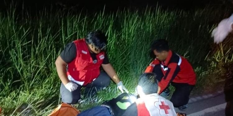 FOTO : PMI KOTIM/MATA KALTENG - Proses evakuasi.