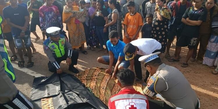 FOTO : PMI KOTIM/MATA KALTENG - Proses evakuasi jasad korban.