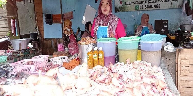 FOTO : DEVIANA/MATAKALTENG - Pedagang daging ayam potong di Pasar Keramat saat menanti pembeli, Selasa 7 Maret 2023.