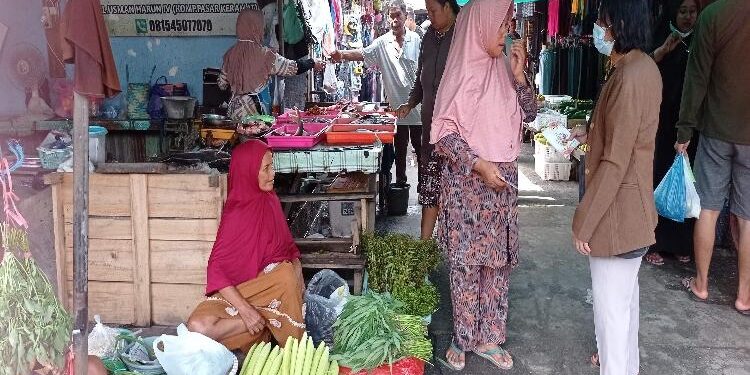 FOTO : DEVIANA/MATAKALTENG - Aktivitas di Pasar Keramat, Selasa, 14 Maret 2023.