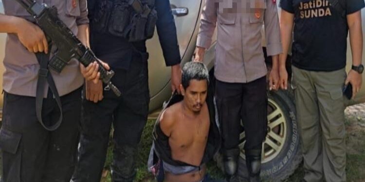 FOTO: IST/MATA KALTENG - Pelaku saat diringkus oleh jajaran Polres Kotim di PT Agro Bukit, Selasa 7 Maret 2023.