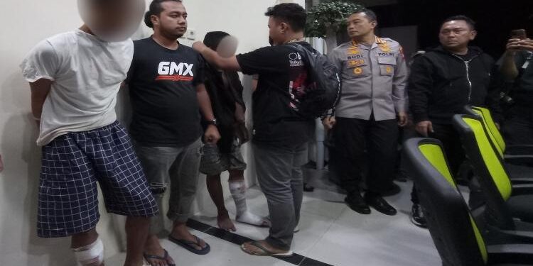 FOTO: RIZAL/MATAKALTENG - Pelaku Jihat dan Pancareno, pada saat dihadirkan dalam press release di RS Bhayangkara Tingkat III Palangka Raya.