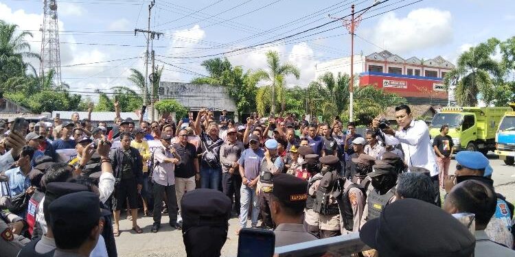 FOTO : AGUS/MATA KALTENG - Aliansi sopir truk material dan dump truk saat menggelar demonstrasi di depan gedung DPRD Kotim, Rabu, 8 Maret 2023.