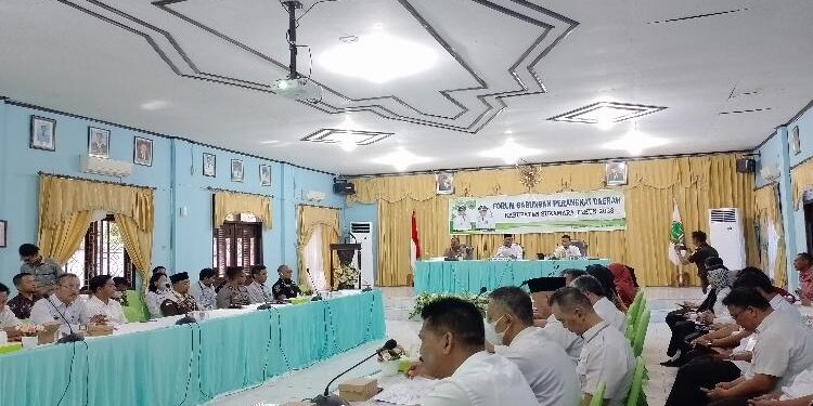 FOTO : AKH/MATAKALTENG - Bupati Sukamara Windu Subagio saat membuka forum gabungan perangkat daerah.