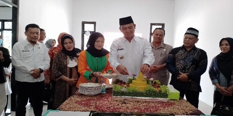 FOTO : AKH/MATAKALTENG - Bupati Sukamara Windu Subagio saat memotong tumpeng sebagai tanda diresmikannya gedung baru di kompleks kantor Bappeda Sukamara.