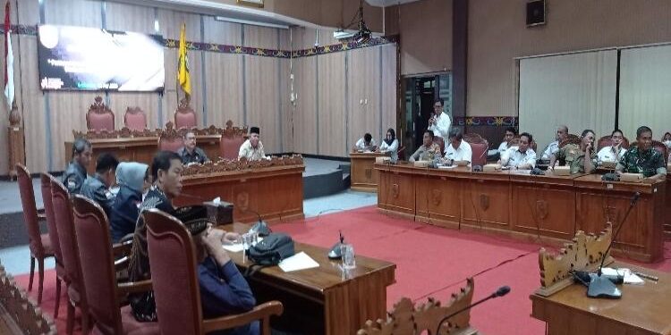 FOTO : DEVIANA/MATAKALTENG - Rapat dengar pendapat terkait permasalahan galian C di Kotim, Rabu 8 Maret 2023.