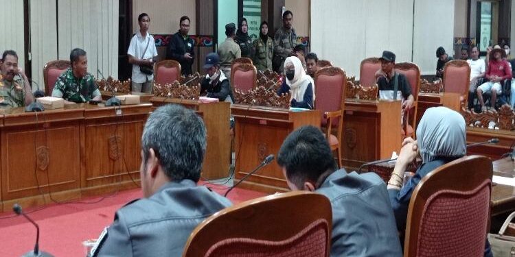 FOTO : DEVIANA/MATAKALTENG - Pengusaha galian C saat mengikuti rapat dengar pendapat di DPRD Kotim, Rabu 8 Maret 2023.