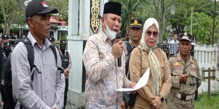 FOTO : DEVIANA/MATAKALTENG - Wakil Ketua I DPRD Kotim Rudianur didampingi anggota dewan saat menyampaikan hasil rapat kepada pendemo, Rabu 8 Maret 2023.