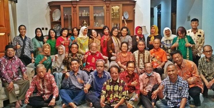 FOTO : OLIVIA/MATAKALTENG - Wakil Ketua I DPRD Kalteng H Abdul Razak beserta istri, foto bersama pengurus dan anggota Pershutindo Kalteng dalam kegiatan silaturahmi.
