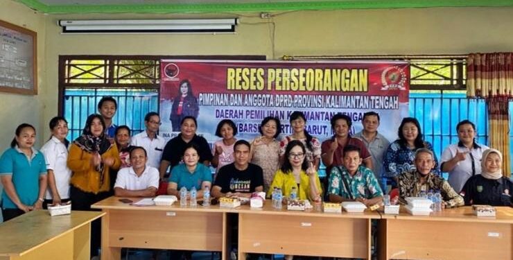 FOTO : OLIVIA/MATAKALTENG - Anggota DPRD Kalteng dari Dapil IV meliputi DAS Barito Ina Prayawati, saat melaksanakan reses dalam rangka menyerap aspirasi dan usulan masyarakat di Kabupaten Bartim, belum lama ini.