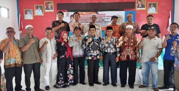 FOTO : OLIVIA/MATAKALTENG - Anggota DPRD Kalteng H Sirajul Rahman, foto bersama disela-sela melaksanakan reses perseorangan di Kecamatan Jenamas, Kabupaten Barsel, belum lama ini.
