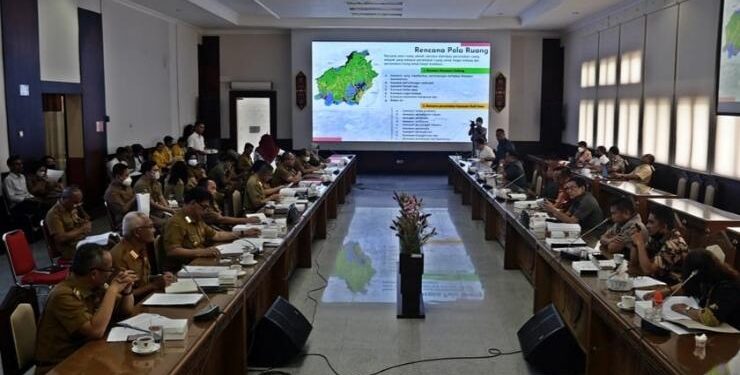 FOTO : OLIVIA/MATAKALTENG - Unsur Pimpinan dan Anggota Pansus Raperda RTRWP DPRD Kalteng, saat menggelar rapat di ruang Rapat Gabungan DPRD Kalteng.