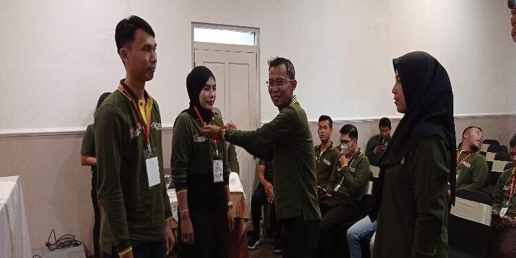 FOTO : DEVIANA/MATAKALTENG - Panitia kegiatan pelatihan kemitraan organisasi olahraga saat memasang kartu peserta, Kamis 9 Maret 2023.
