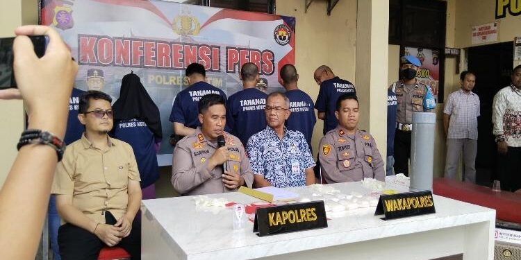 FOTO : AGUS/MATA KALTENG - Proses pemusnahan narkotika jenis sabu di halaman Polres Kotim, Kamis, 9 Maret 2023.
