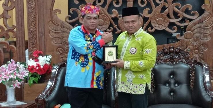 FOTO : DEVIANA/MATAKALTENG - Rektor Universitas Muhammadiyah Palangka Raya, DR M Yusuf saat menyerahkan cinderamata kepada Asisten I Kotim Rihet, Kamis 9 Maret 2023.