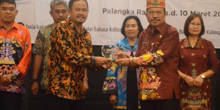 FOTO : IST ADPIM/MATAKALTENG - Sekda Kalteng saat menghadiri Rapat Koordinasi dengan Pemerintah Daerah dan Pakar dalam Implementasi Model Pelindungan Bahasa Daerah.