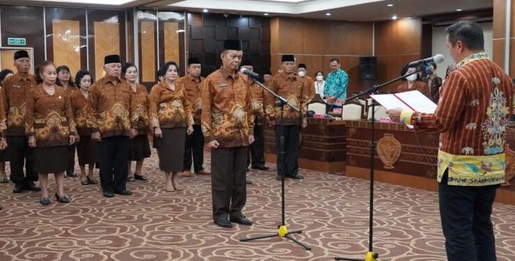 FOTO : IST ADPIM/MATAKALTENG - Staf Ahli Gubernur Bidang Kemasyarakatan dan Sumber Daya Manusia (SDM) Suhaemi melantik pengurus PWRI Kalteng, Kamis 9 Maret 2023.