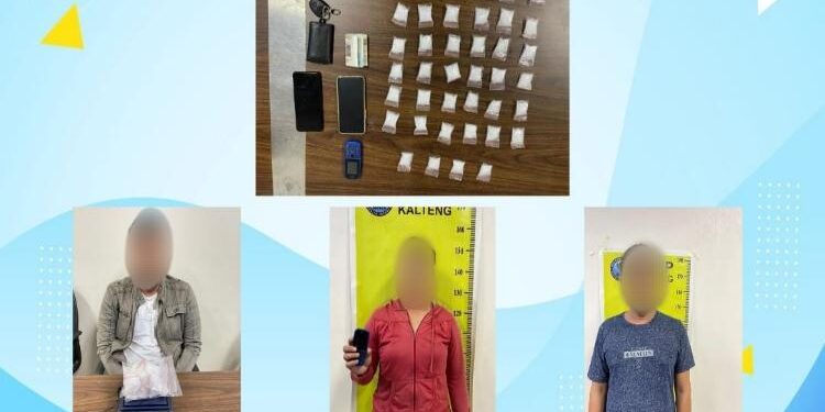 FOTO: ISTIMEWA/MATAKALTENG - Ketiga terduga pelaku beserta puluhan paket sabu, pada saat diamankan BNNP Kalteng.