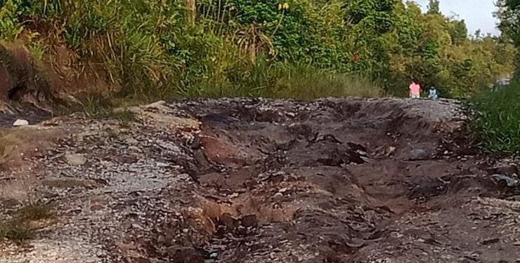 FOTO : WARGA/MATA KALTENG - Kondisi jalan Pierre Tendean III di Kelurahan Tampang Tumbang Anjir, Kecamatan Kurun mengalami kerusakan dan sulit dilewati warga sekitar, Jumat, 10 Maret 2023.