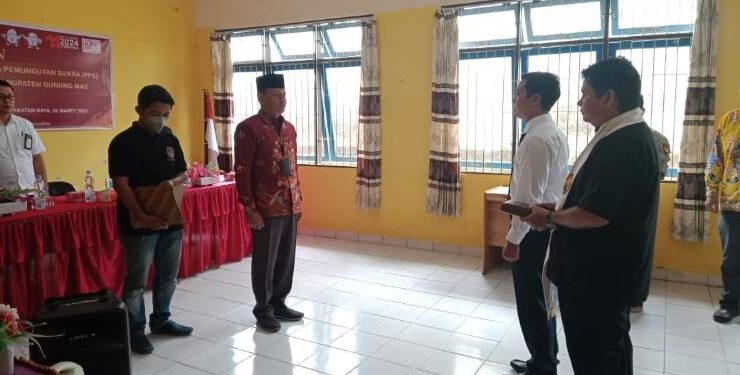 FOTO : STEPENSON/MATA KALTENG - Ketua KPU Kabupaten Gumas Stepenson melantik PAW PPS Desa Tumbang Bunut dan Karetau Sarian, Selasa, 7 Maret 2023.