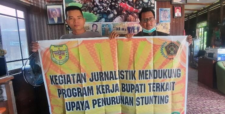 FOTO : PEMDES BERENG BELAWAN/MATA KALTENG - Kepala Desa Bereng Belawan Rudianto berfoto bersama dengan Sekretaris PWI Kabupaten Gumas Arham Said, dalam kegiatan jurnalistik mendukung program kerja bupati terkait upaya penurunan stunting, Jumat, 10 Maret 2023 sore.