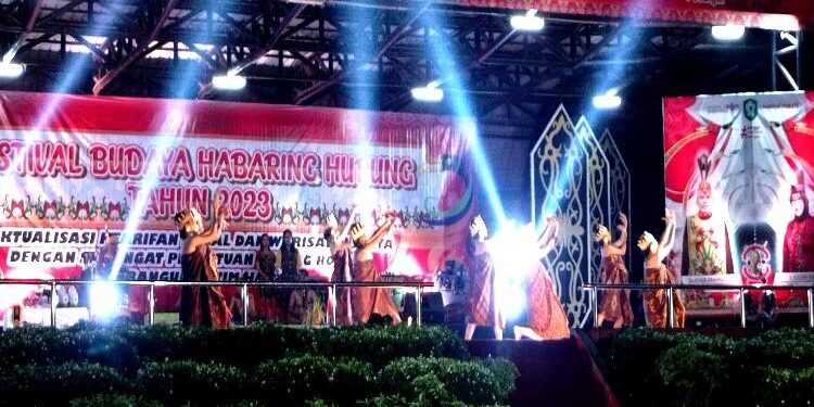 FOTO: DEVIANA/MATAKALTENG- Penampilan peserta lomba tarian pedalaman, Jumat 10 Maret 2023.