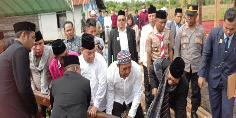 FOTO : DEVIANA/MATAKALTENG - Bupati Kotim Halikinnor bersama pihak pondok saat mendirikan tiang pertama Pondok Pesantren Darul Hijrah Lima, Sabtu 11 Maret 2023.